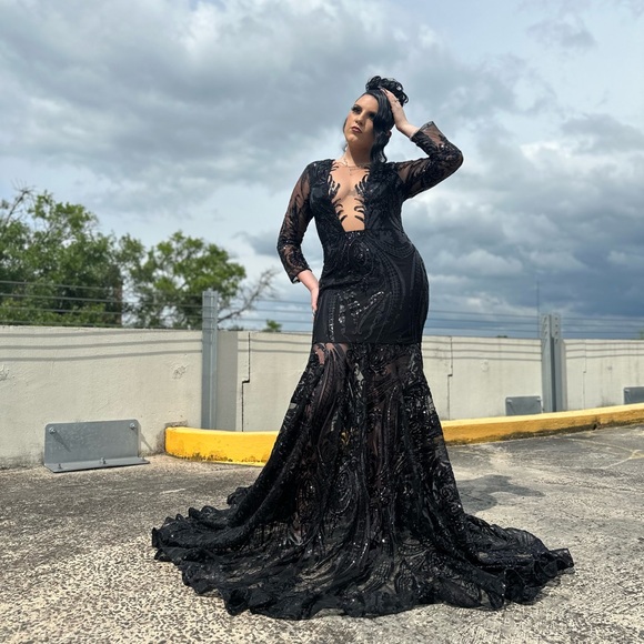 Prom dress size 10 , From algist prom dresses Black with a see through skirt - Picture 3 of 4